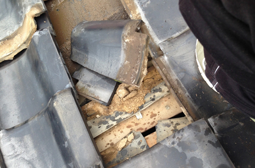 雨漏りで壊れた屋根