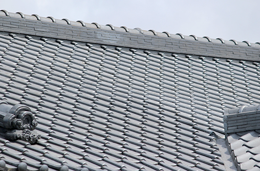 瓦を吹き替えた後の屋根