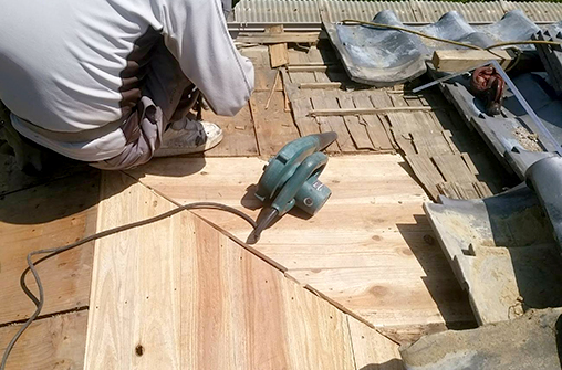 屋根の修理工事