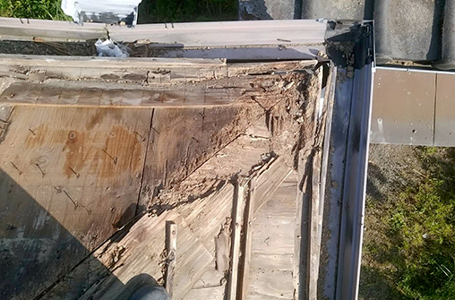 修理が必要な屋根